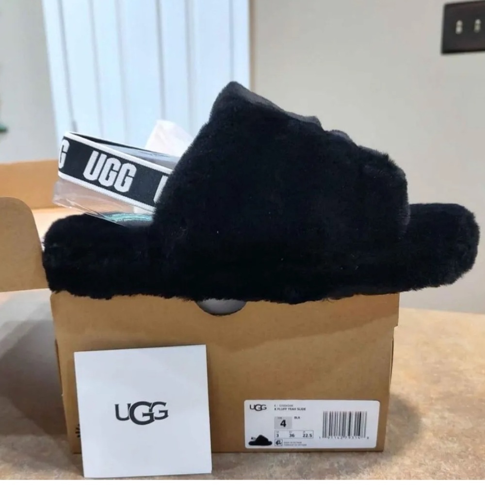 UGG Kids Fluff Yeah Slide Black brand new in box Size 4